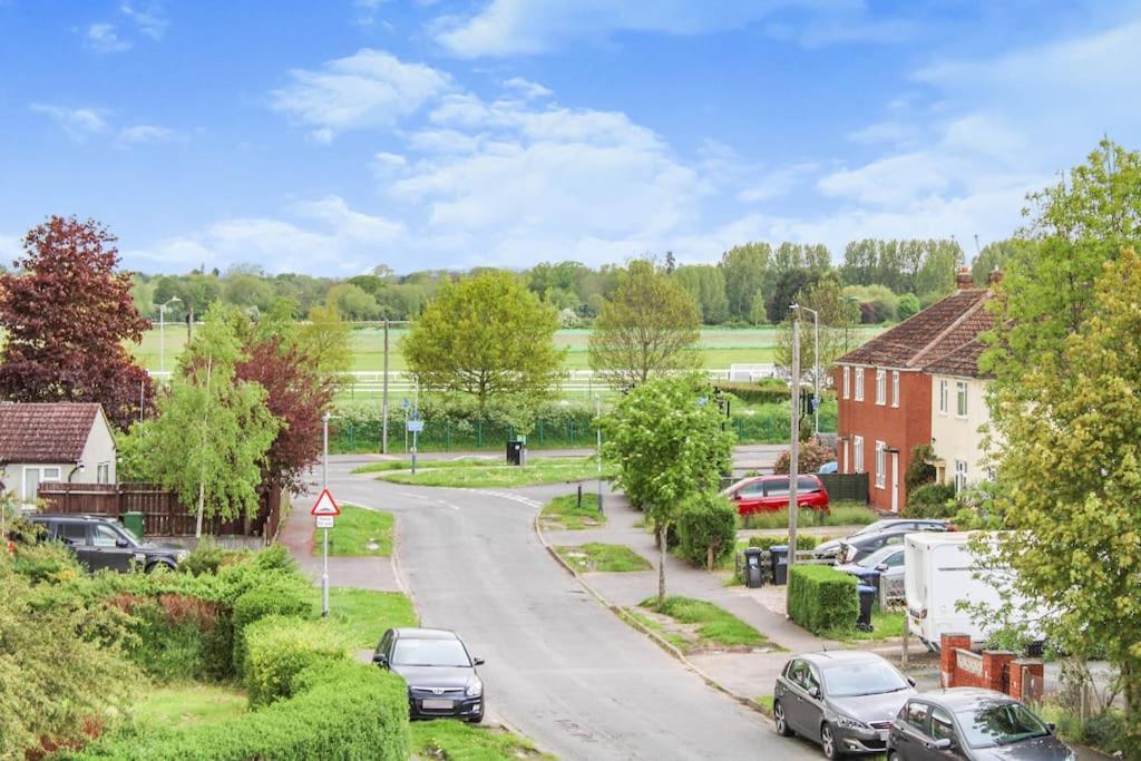 Private Driveway - Close To Warwick Racecourse & Warwick Castle!! *